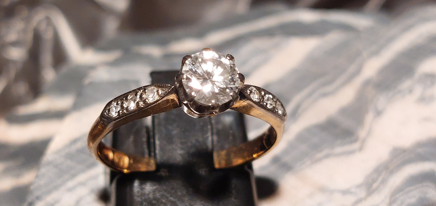 Antik 18 karat guldring med 0,5 ct brillant