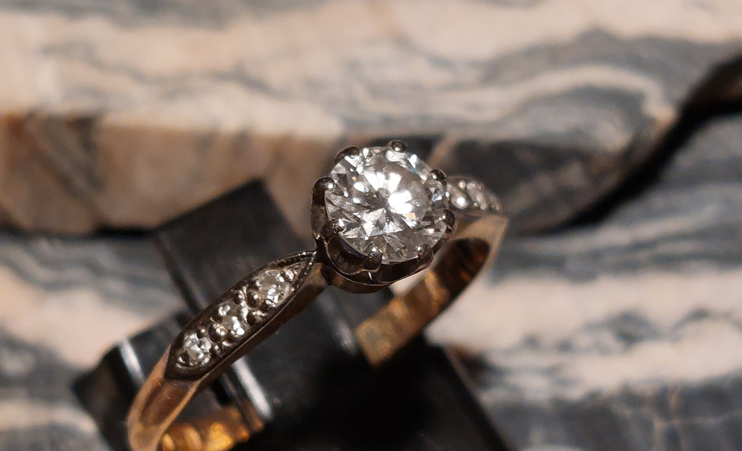 Antik 18 karat guldring med 0,5 ct brillant