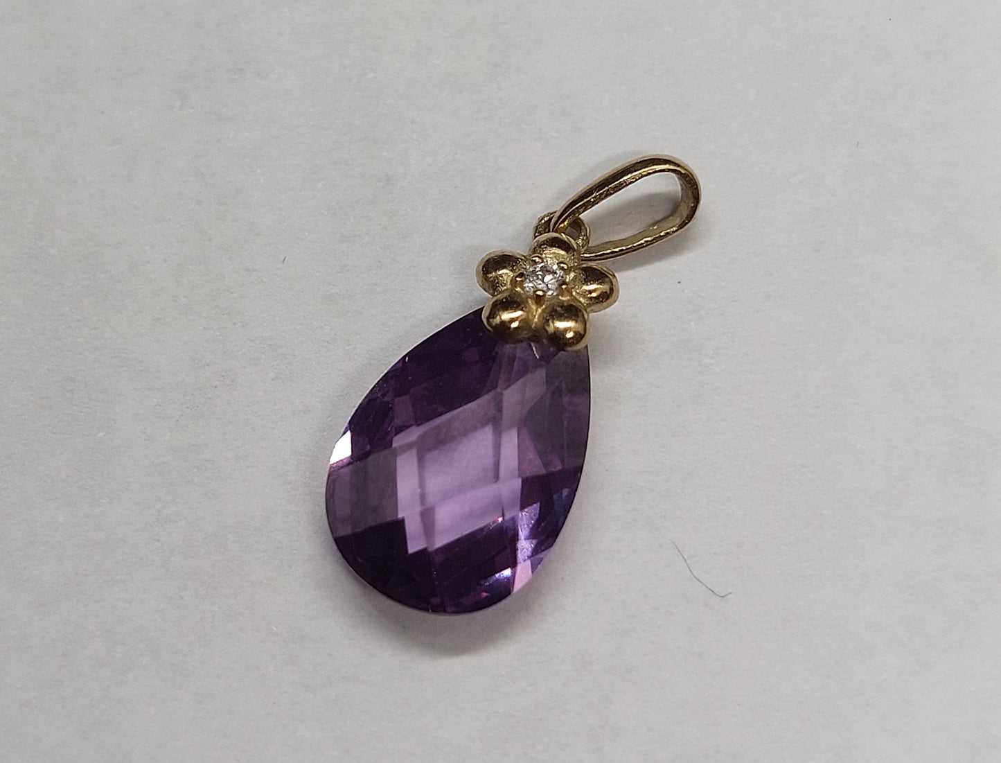 Vintage vedhæng og øreringe i 8 karat guld med lilla sten.