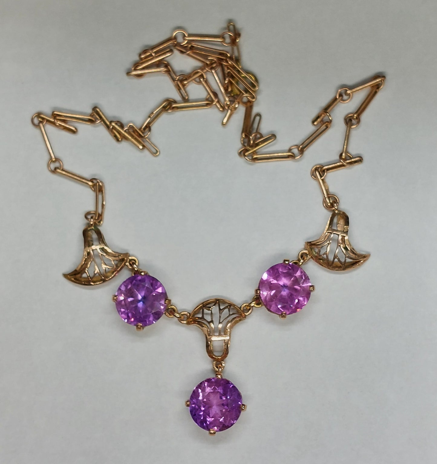 Antik Art Deco 14 karat guld collier med tre facetslebne rødlilla topaz