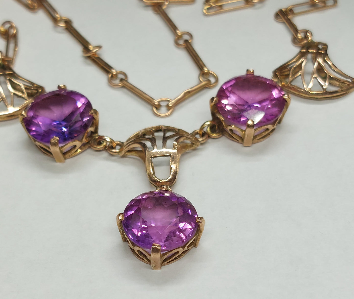 Antik Art Deco 14 karat guld collier med tre facetslebne rødlilla topaz