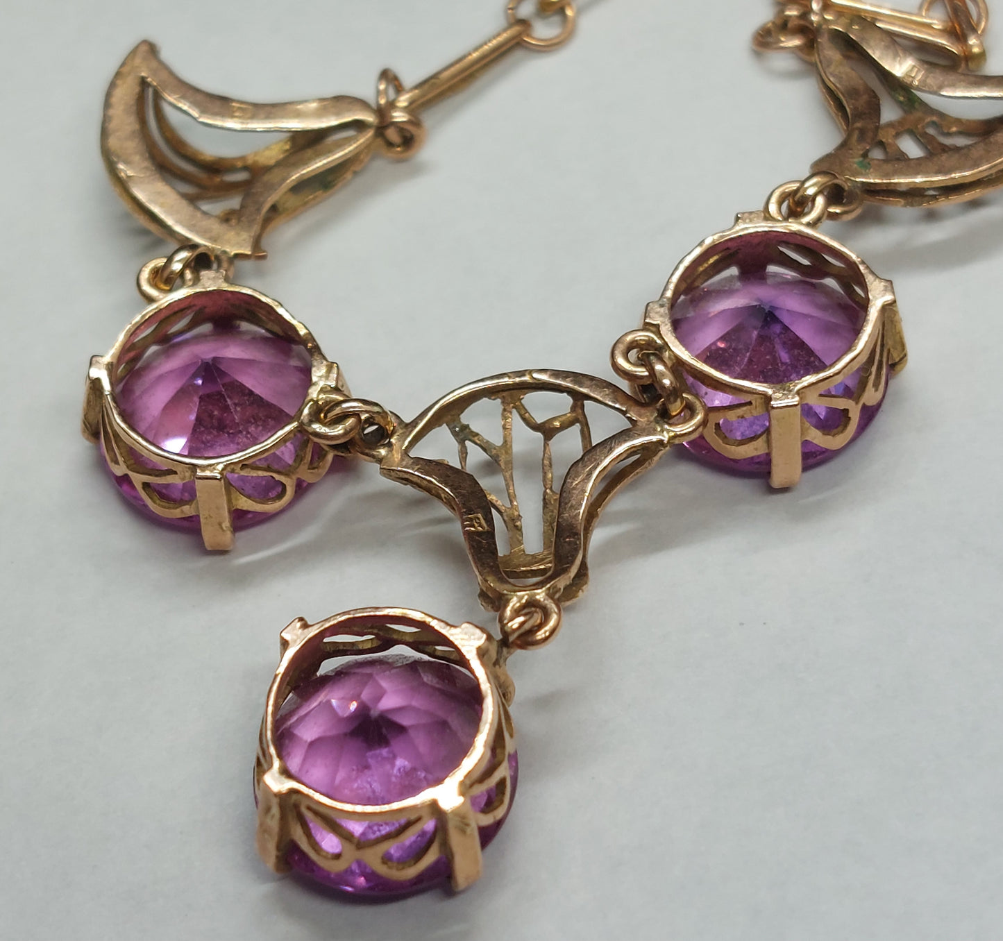 Antik Art Deco 14 karat guld collier med tre facetslebne rødlilla topaz