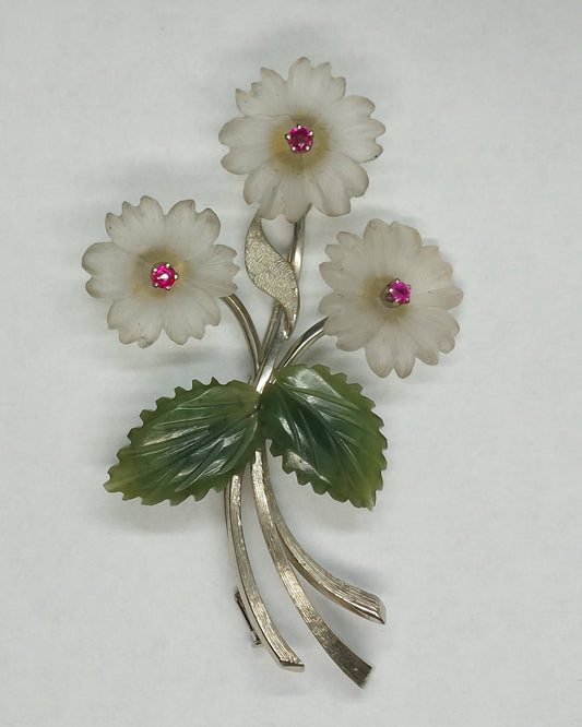 Smuk Vintage broche i 14 karat hvidguld m/rubiner, jade og bjergkrystal.