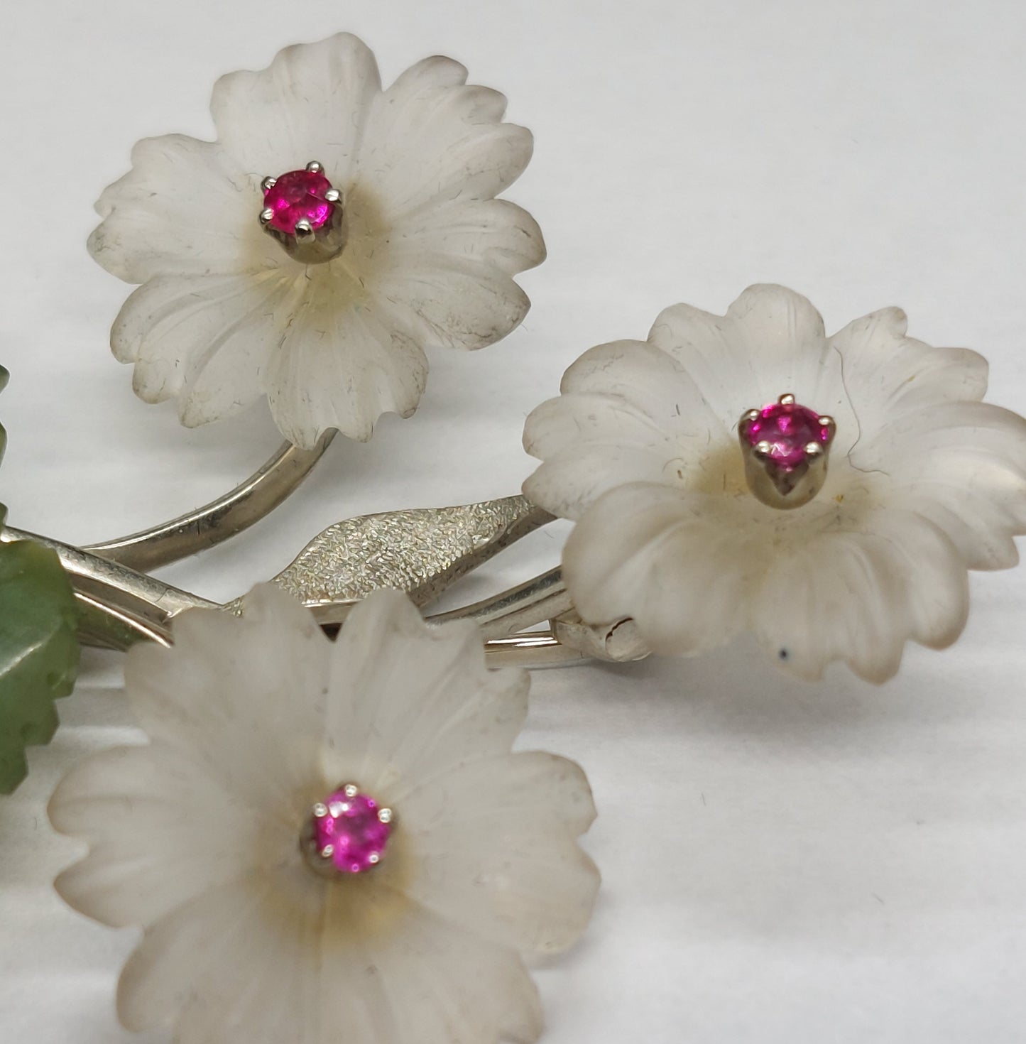 Smuk Vintage broche i 14 karat hvidguld m/rubiner, jade og bjergkrystal.