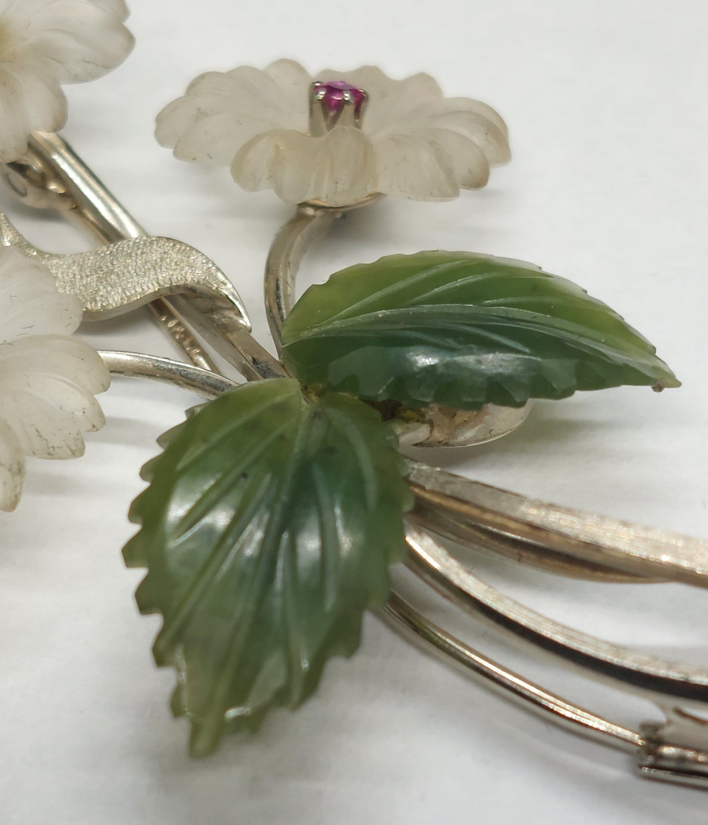 Smuk Vintage broche i 14 karat hvidguld m/rubiner, jade og bjergkrystal.