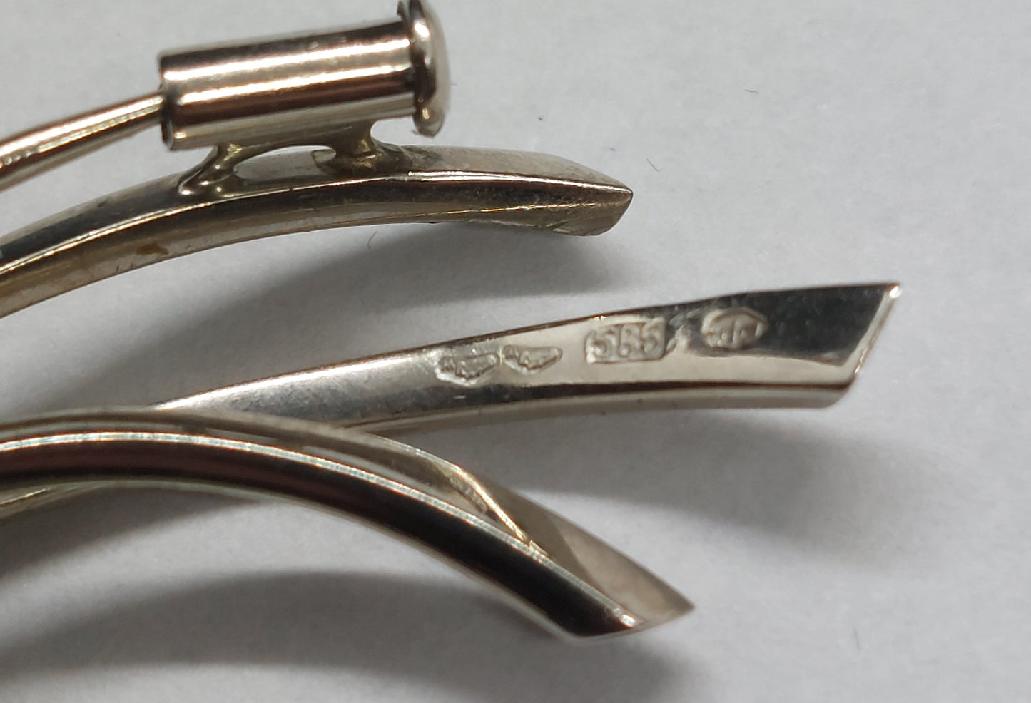 Smuk Vintage broche i 14 karat hvidguld m/rubiner, jade og bjergkrystal.