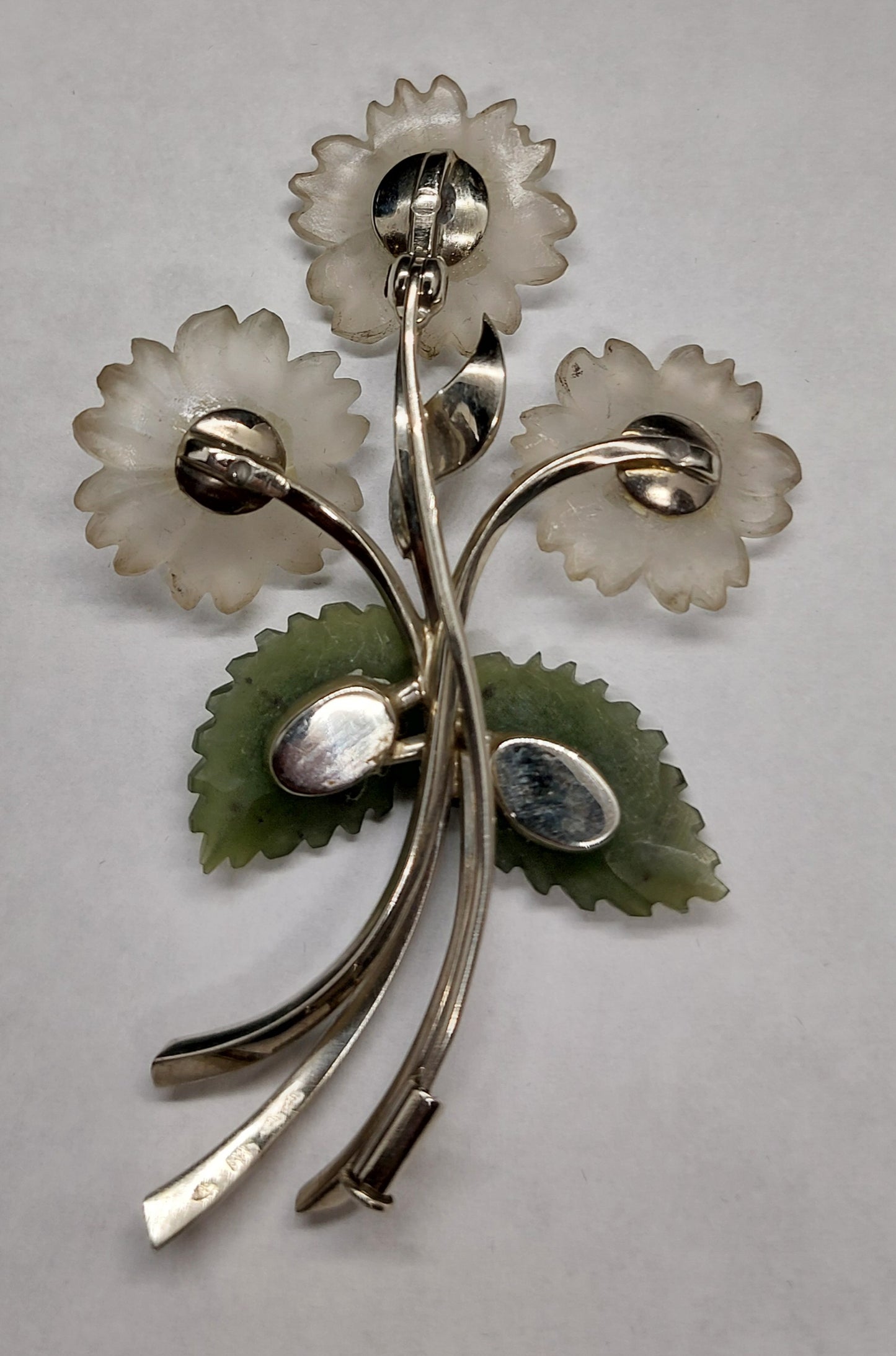 Smuk Vintage broche i 14 karat hvidguld m/rubiner, jade og bjergkrystal.