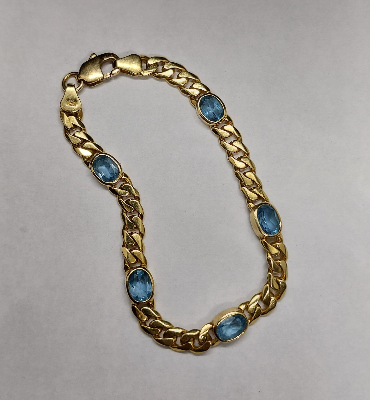 Vintage 18 karat guldarmbånd monteret med facetslebne blå topas