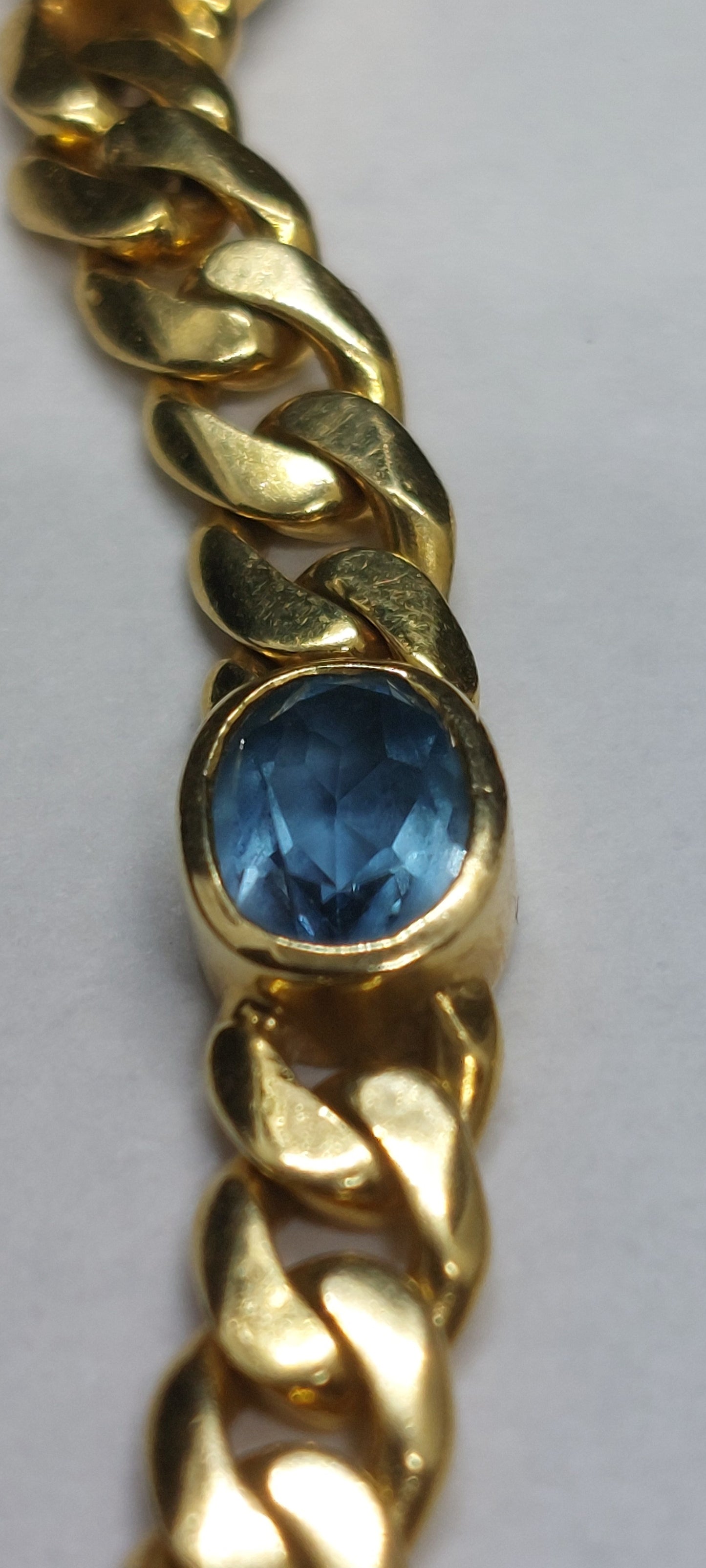 Vintage 18 karat guldarmbånd monteret med facetslebne blå topas