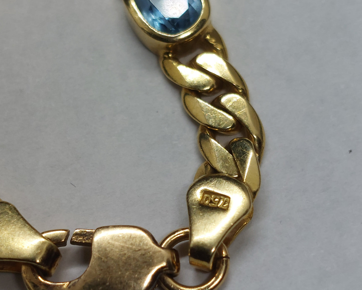 Vintage 18 karat guldarmbånd monteret med facetslebne blå topas