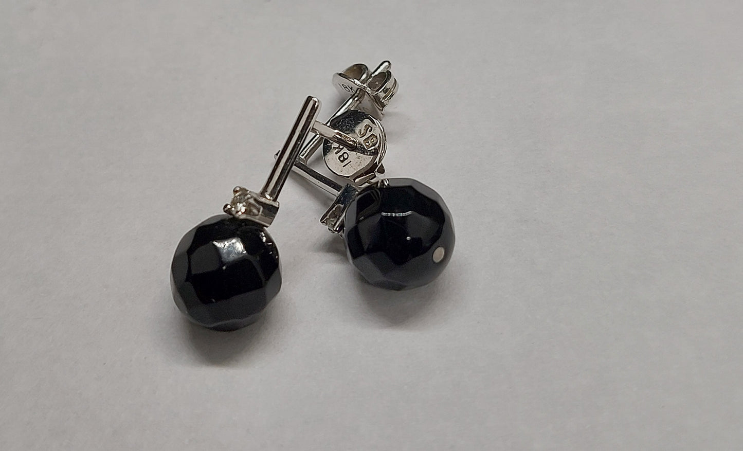 Vintage 18 karat guldørestikker med onyx-perle og brillant