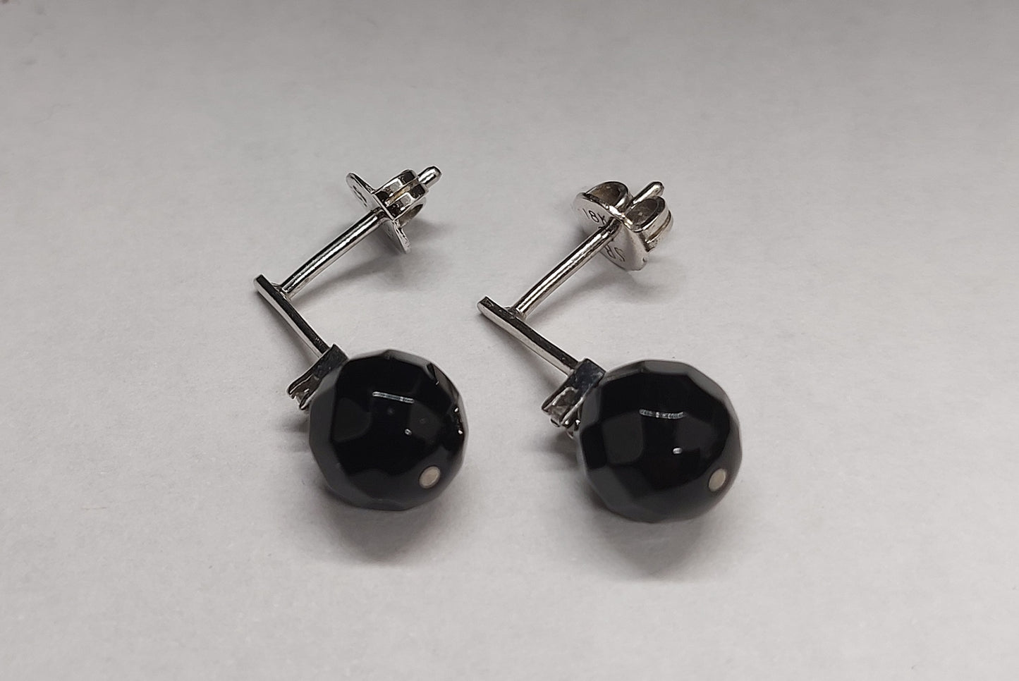 Vintage 18 karat guldørestikker med onyx-perle og brillant