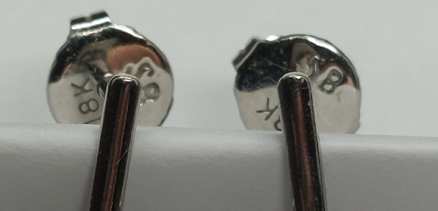 Vintage 18 karat guldørestikker med onyx-perle og brillant