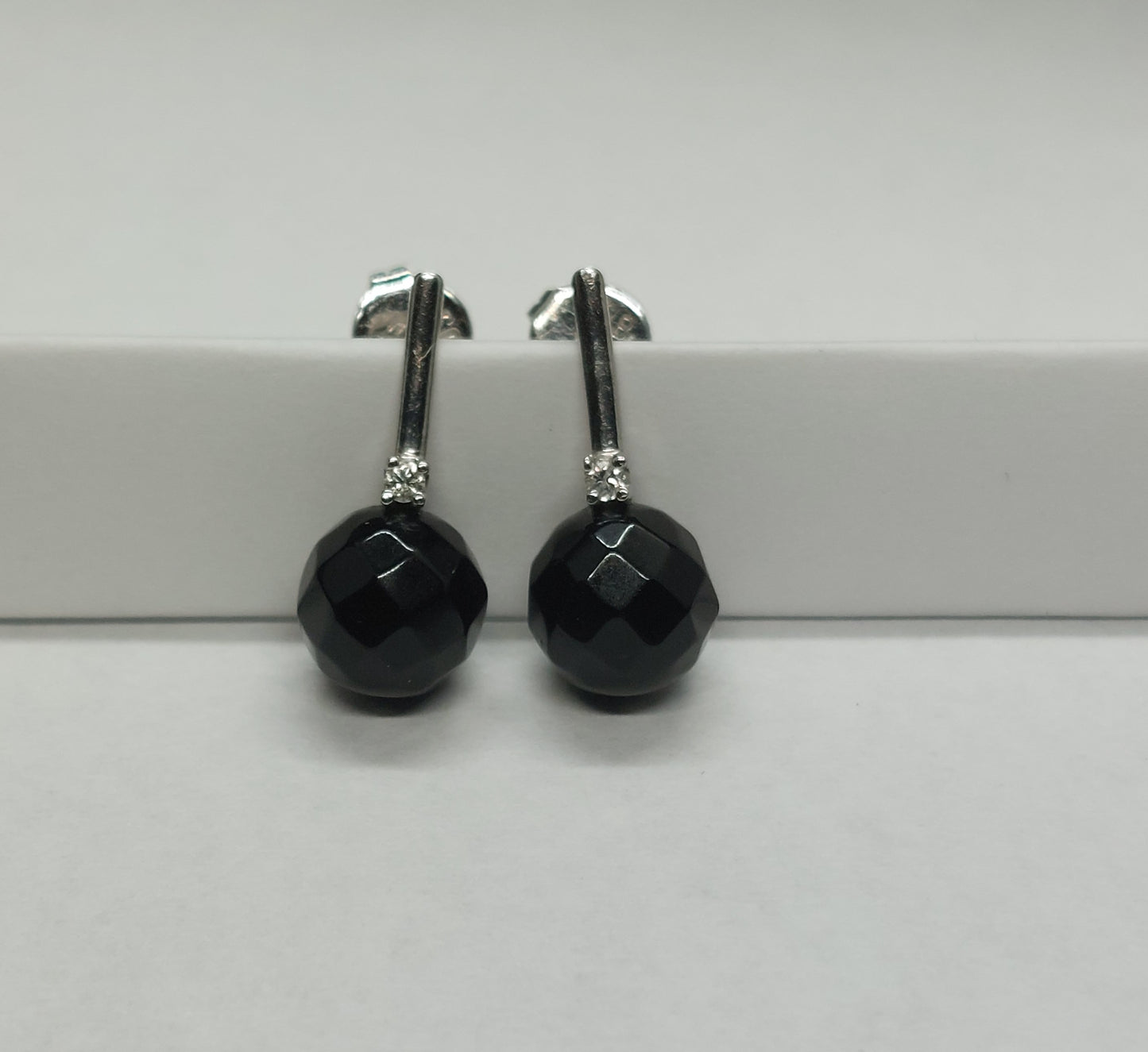 Vintage 18 karat guldørestikker med onyx-perle og brillant