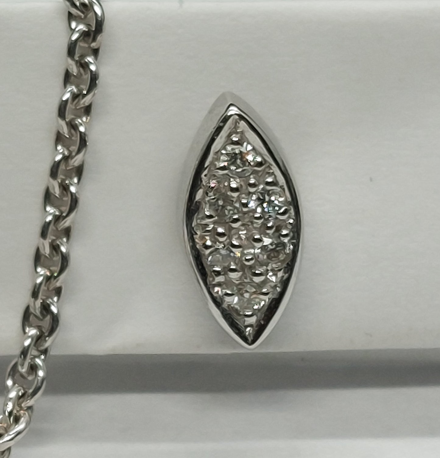 Vintage smykkesæt i 14 karat hvidguld med diamanter.