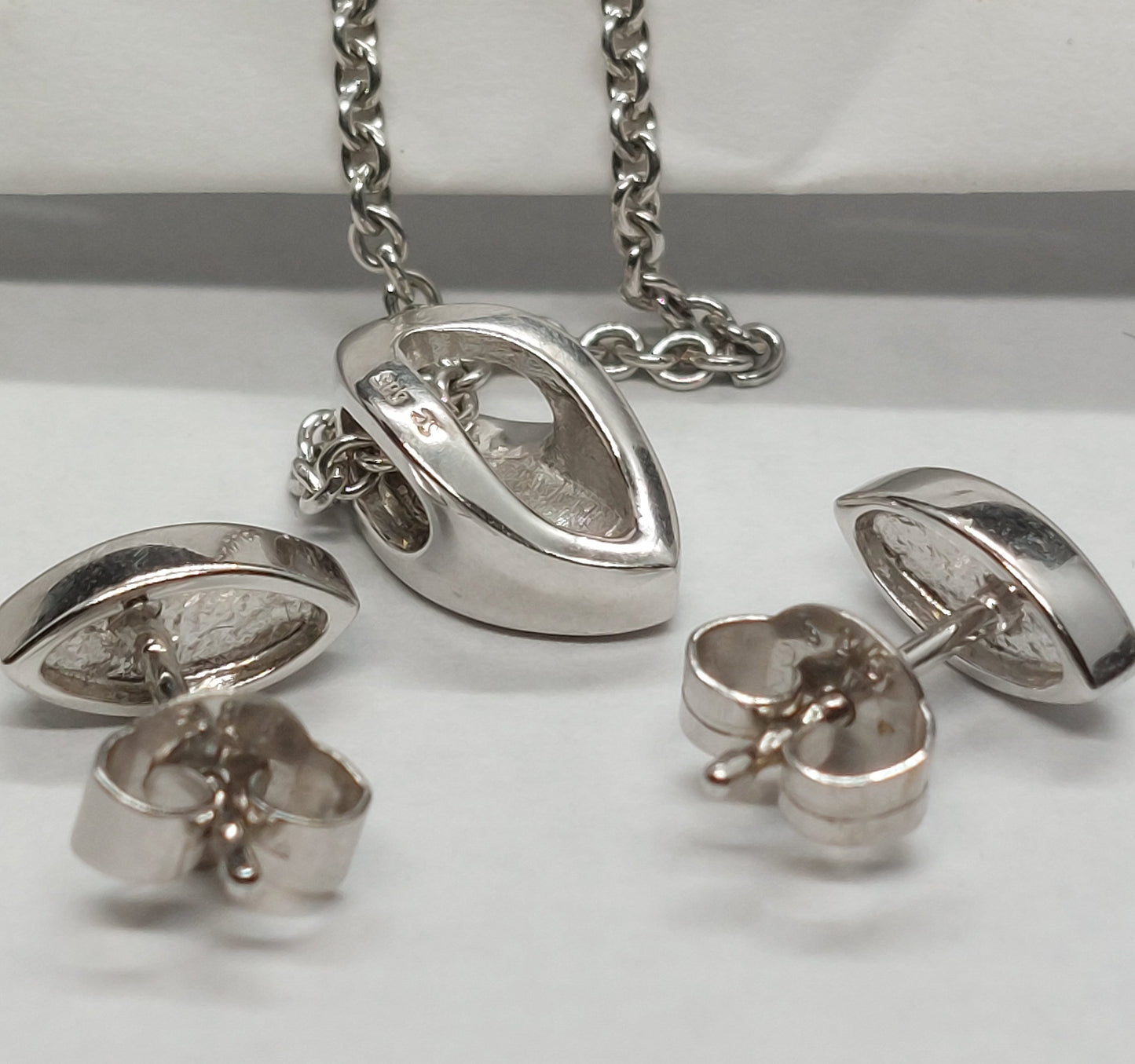 Vintage smykkesæt i 14 karat hvidguld med diamanter.