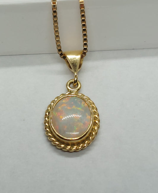 Vintage vedhæng i 18 karat guld med opal