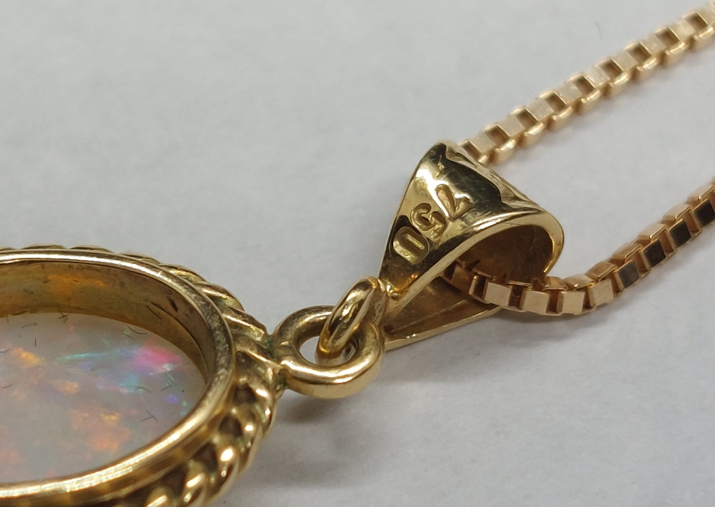 Vintage vedhæng i 18 karat guld med opal