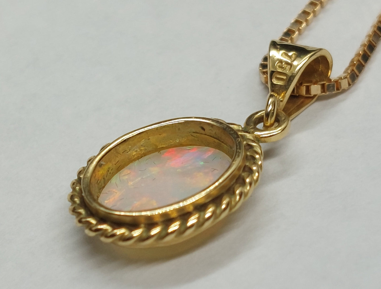 Vintage vedhæng i 18 karat guld med opal