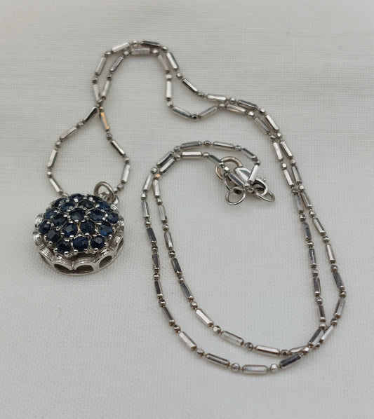 Vintage vedhæng i 14 karat hvidguld med safir