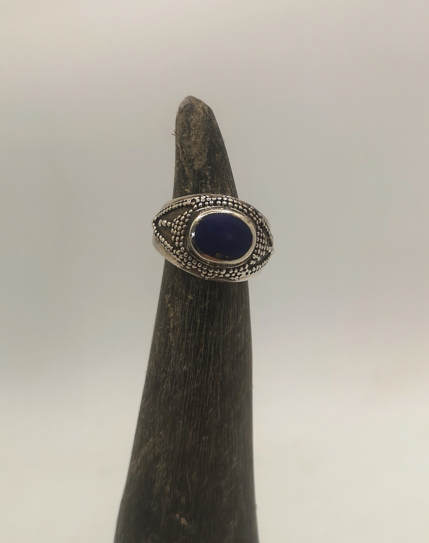 Stor vintagesølvring med lapis