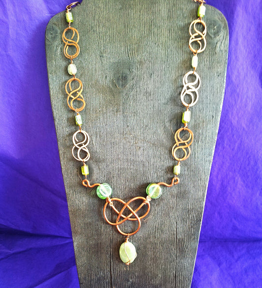 Keltisk inspireret halssmykke i kobber og glas