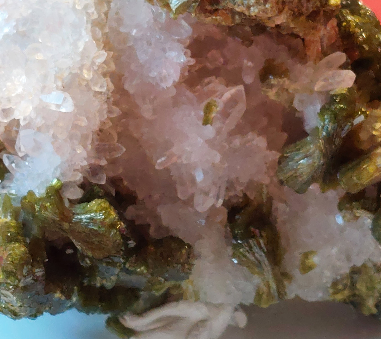 Epidote på kvarts / Epidote on quartz