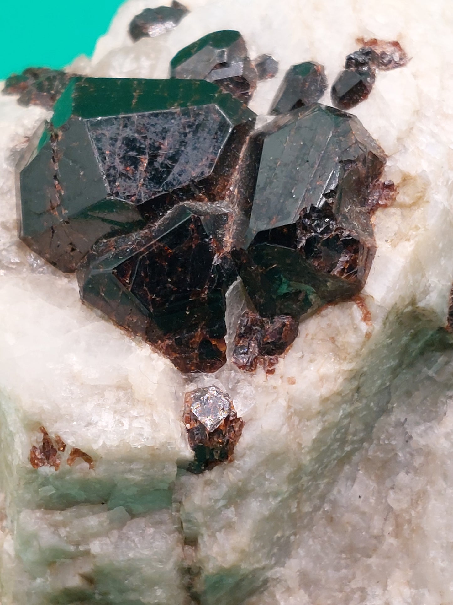 Almandingarnet in Plagioclas with Quartz and Biotite