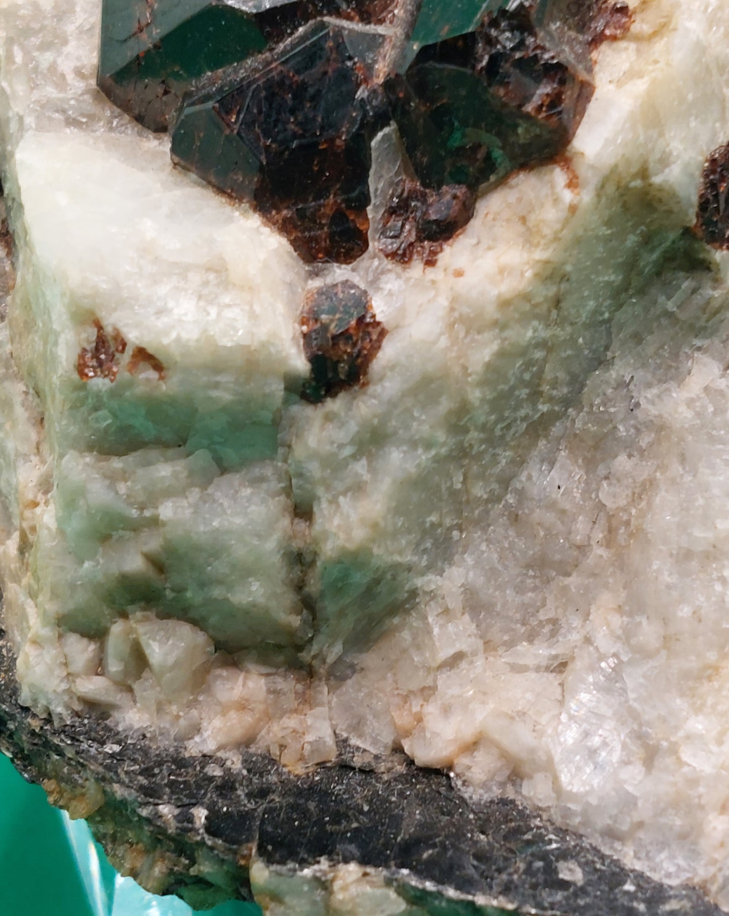 Almandingarnet in Plagioclas with Quartz and Biotite