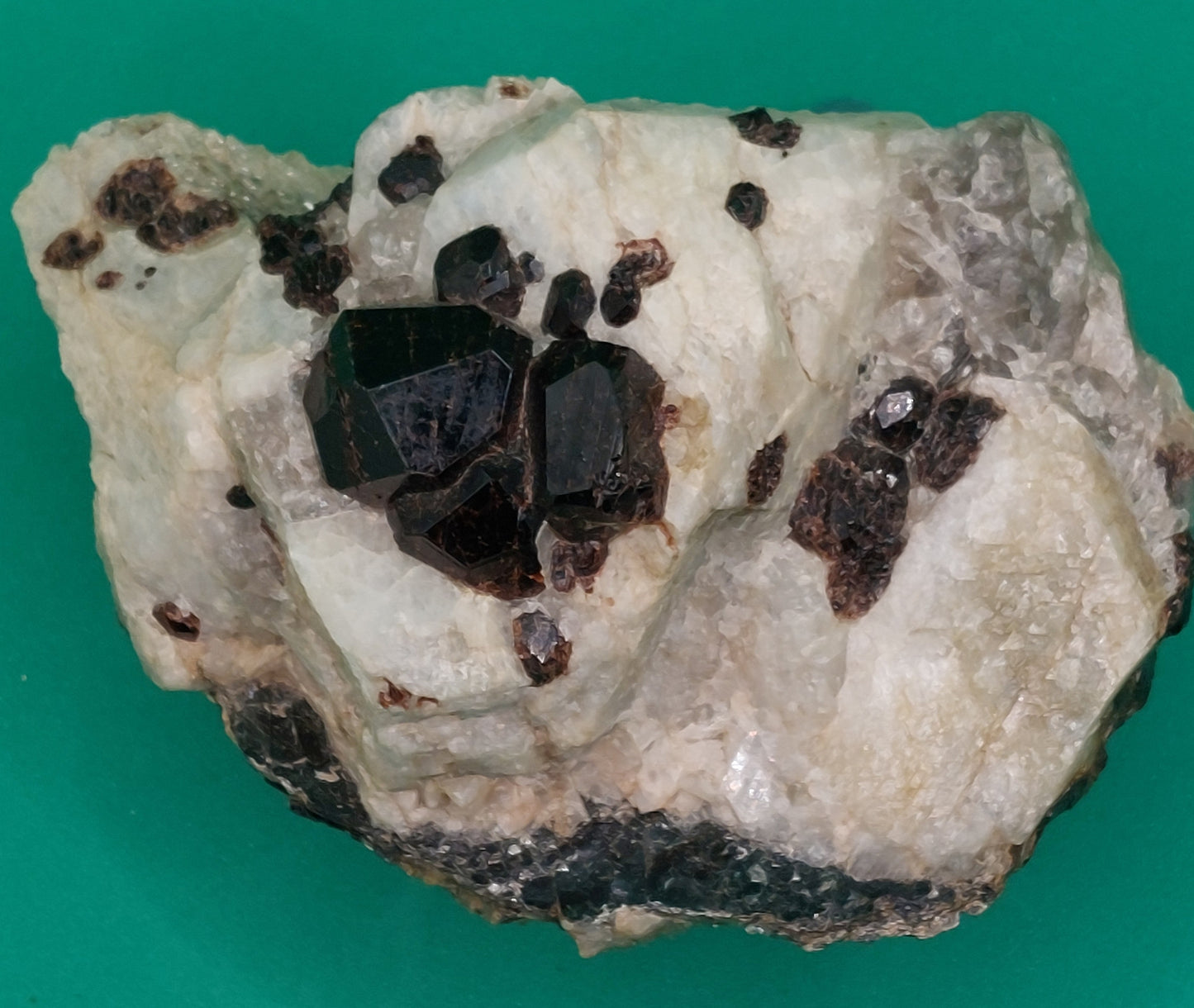 Almandingarnet in Plagioclas with Quartz and Biotite