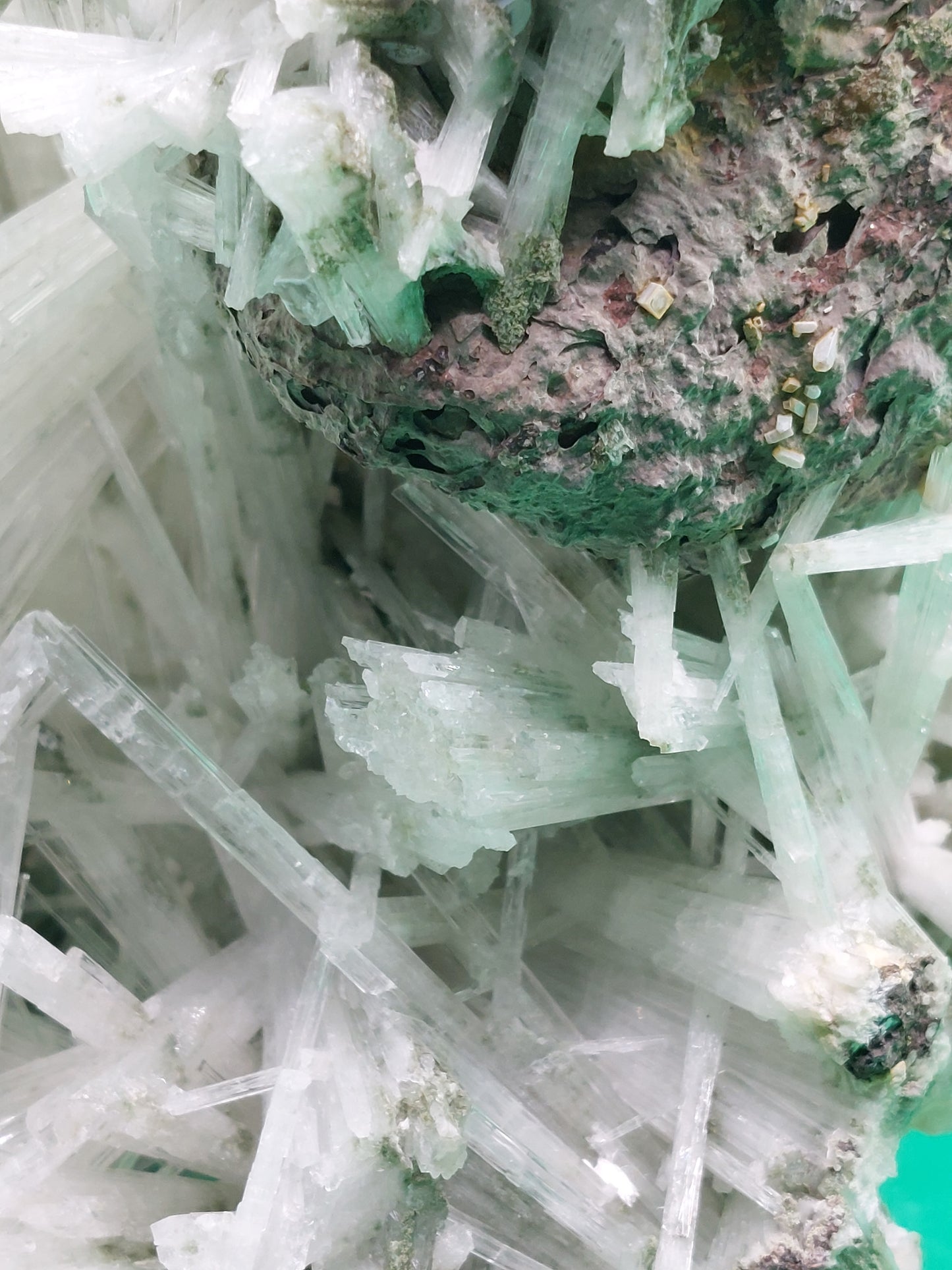 Scolecite on matrix