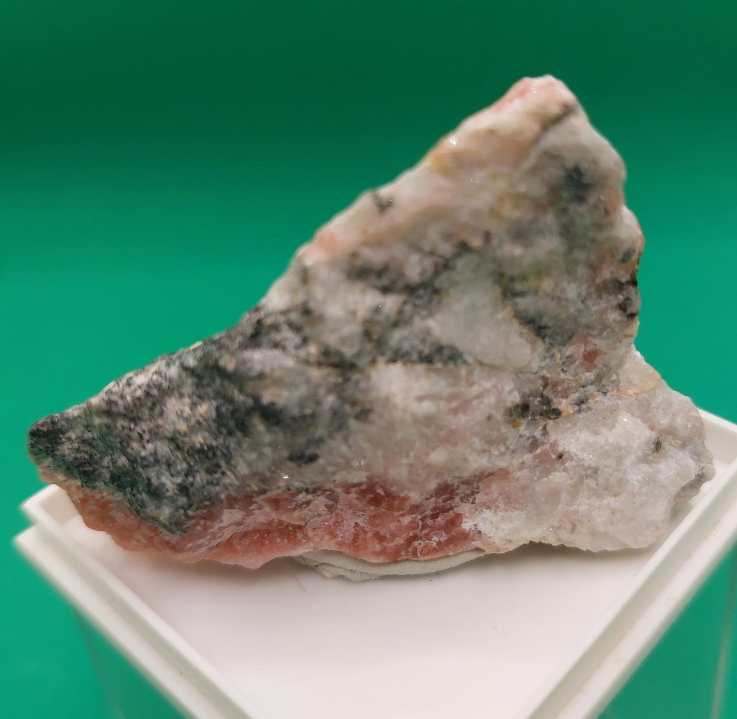 Tugtupite
