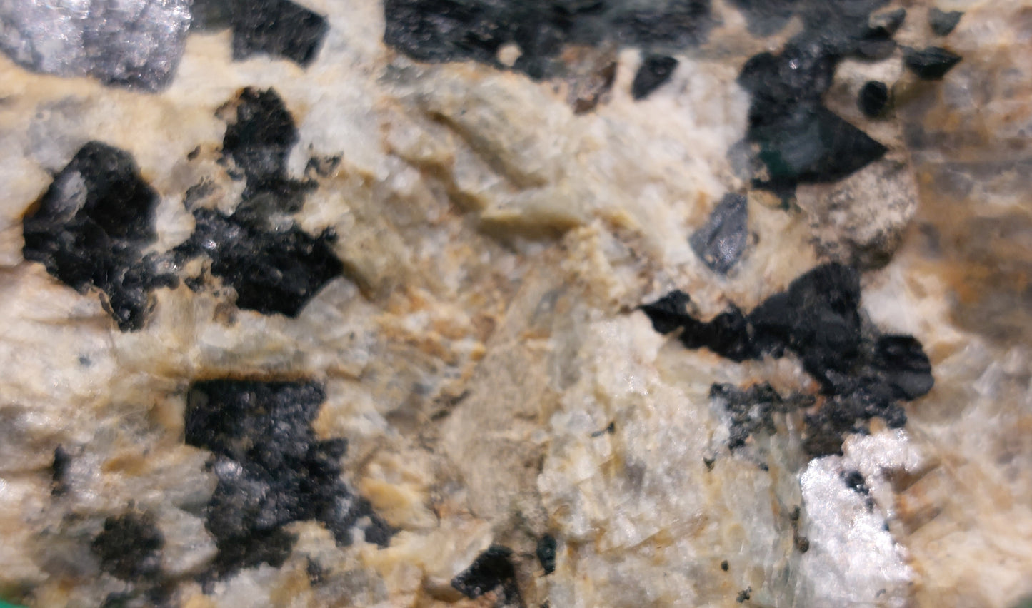 Polymignite / Zirkonolite