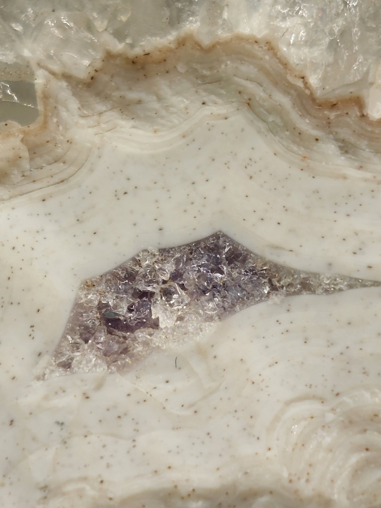 Agate geode with Calsite and Ametyst