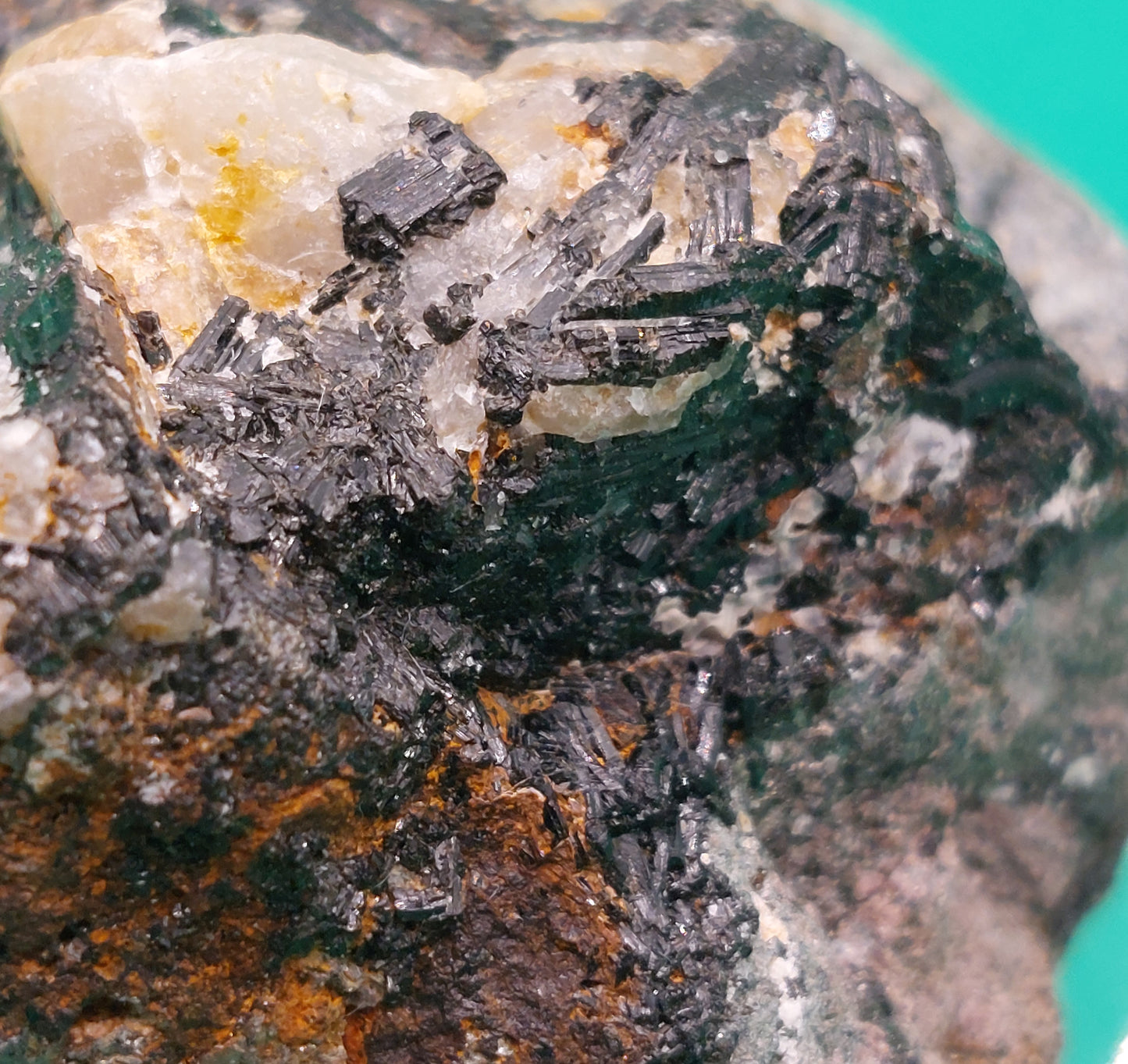 Wolframite crystals on Wolframite with Quartz