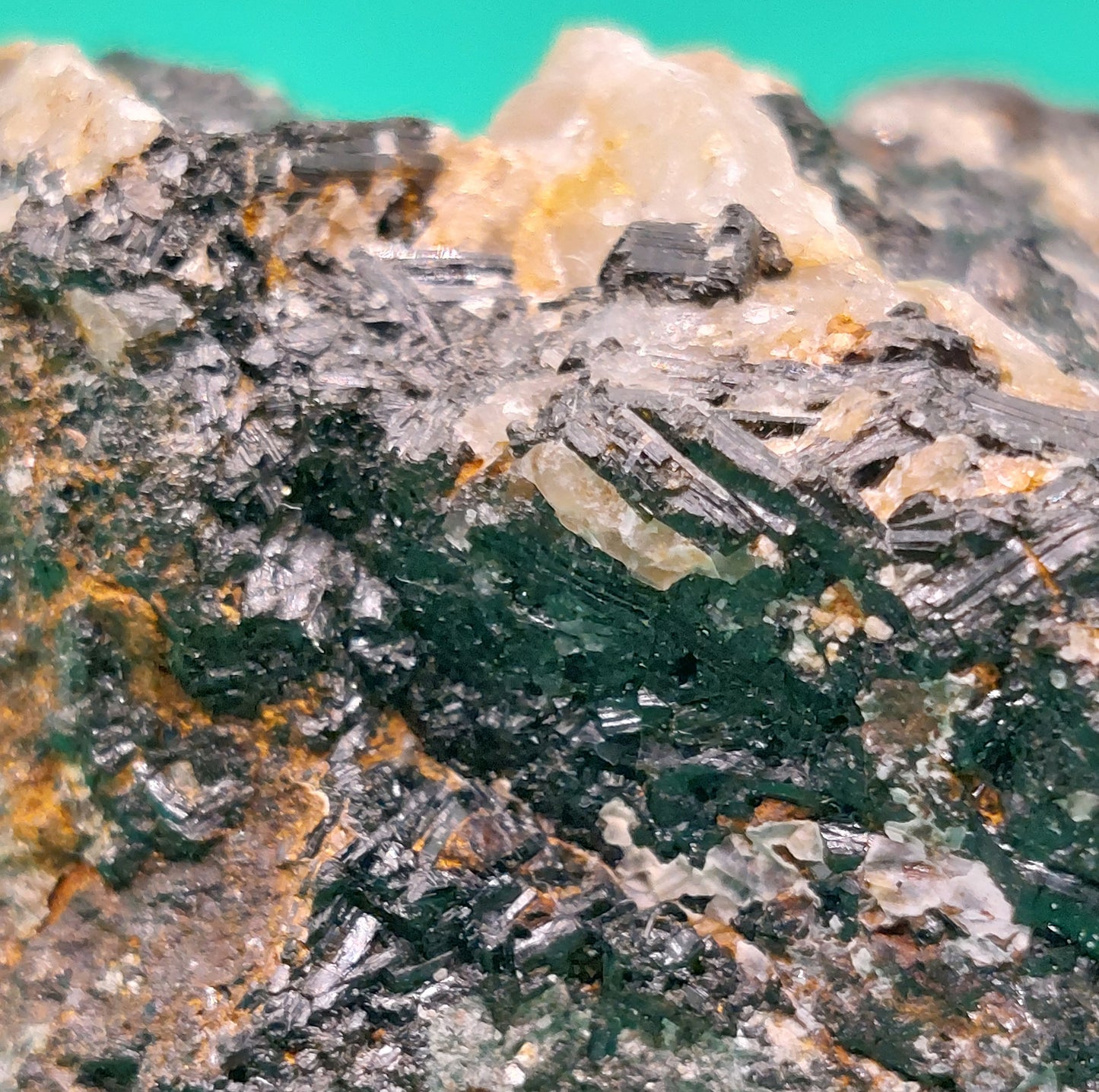 Wolframite crystals on Wolframite with Quartz