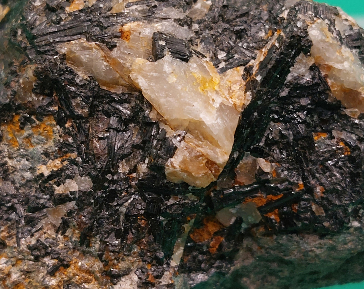 Wolframite crystals on Wolframite with Quartz