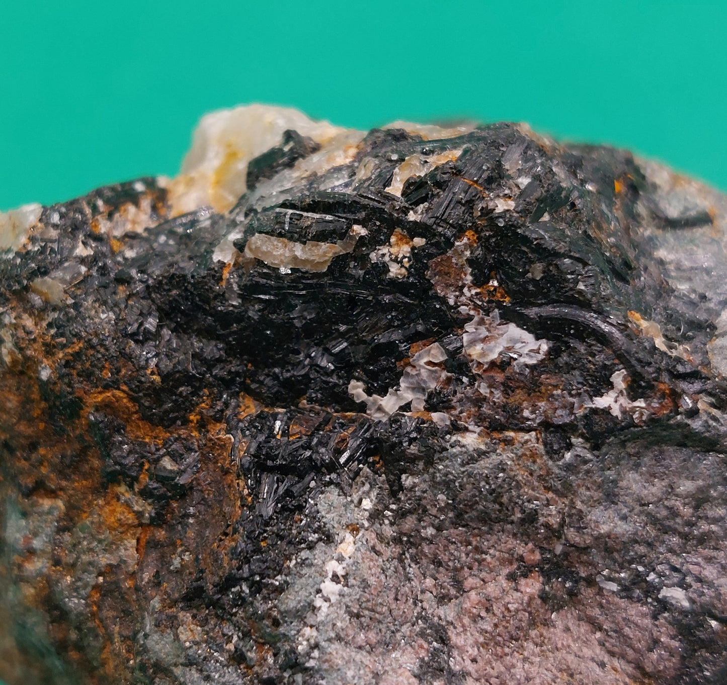 Wolframite crystals on Wolframite with Quartz