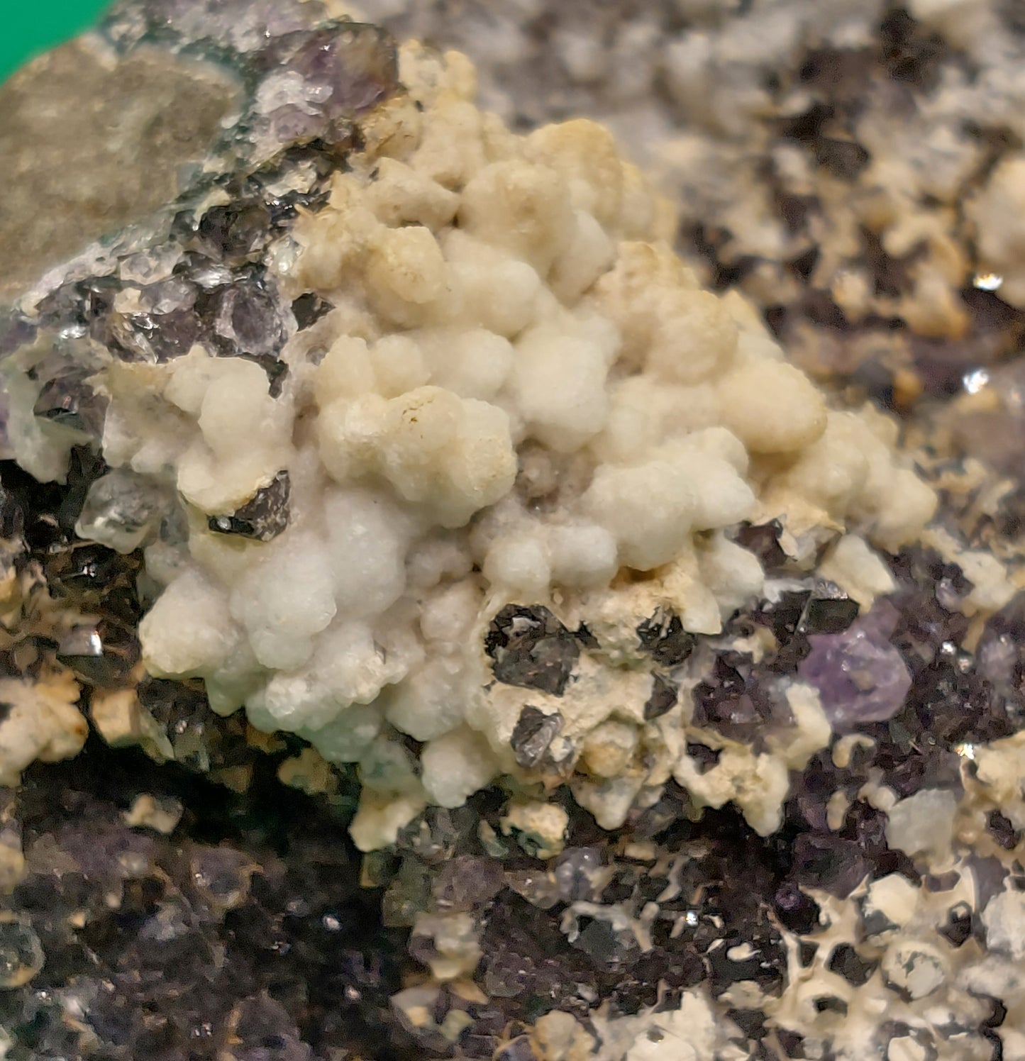 Aragonite on Ametyst druse