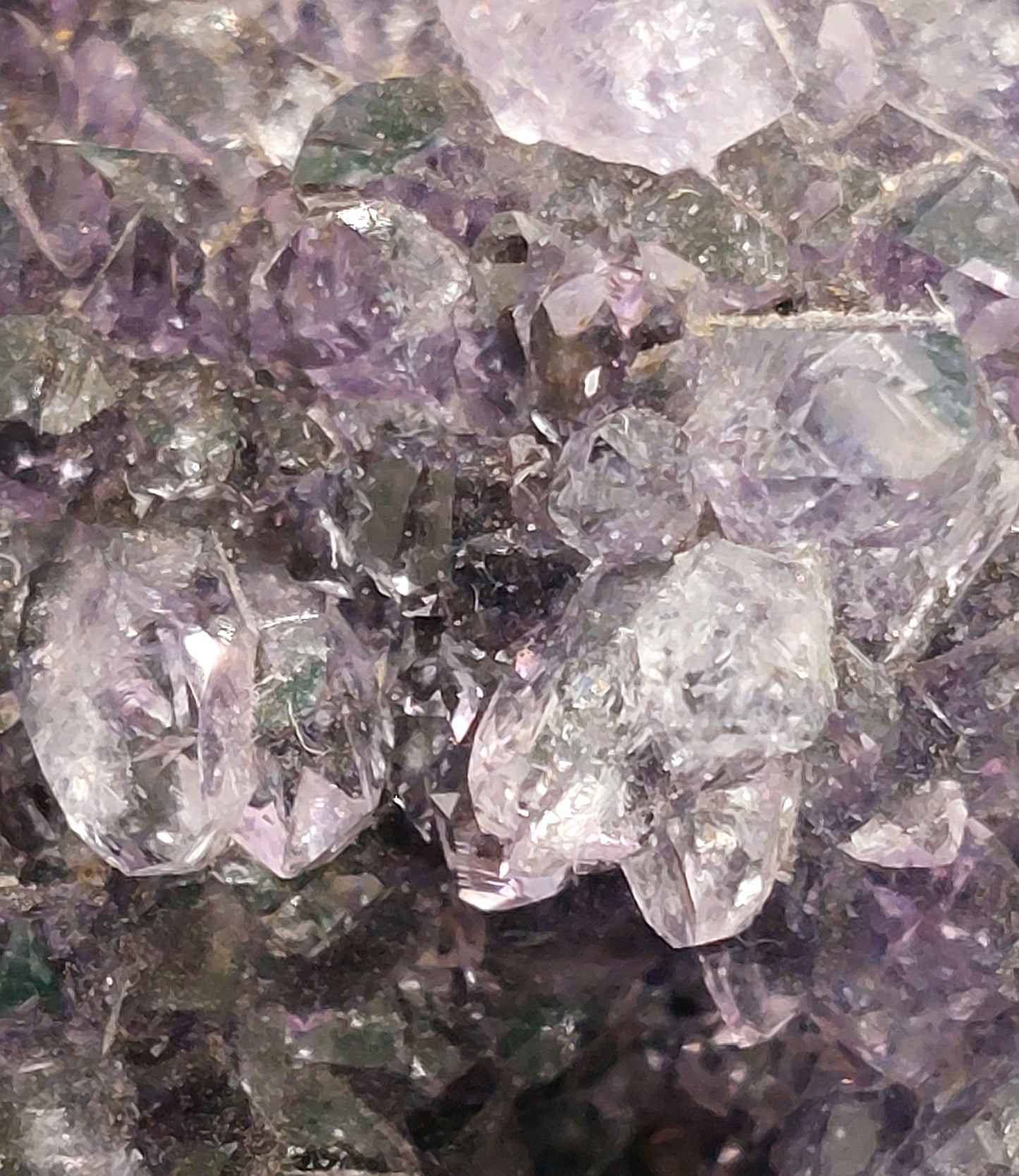 Aragonite on Ametyst druse