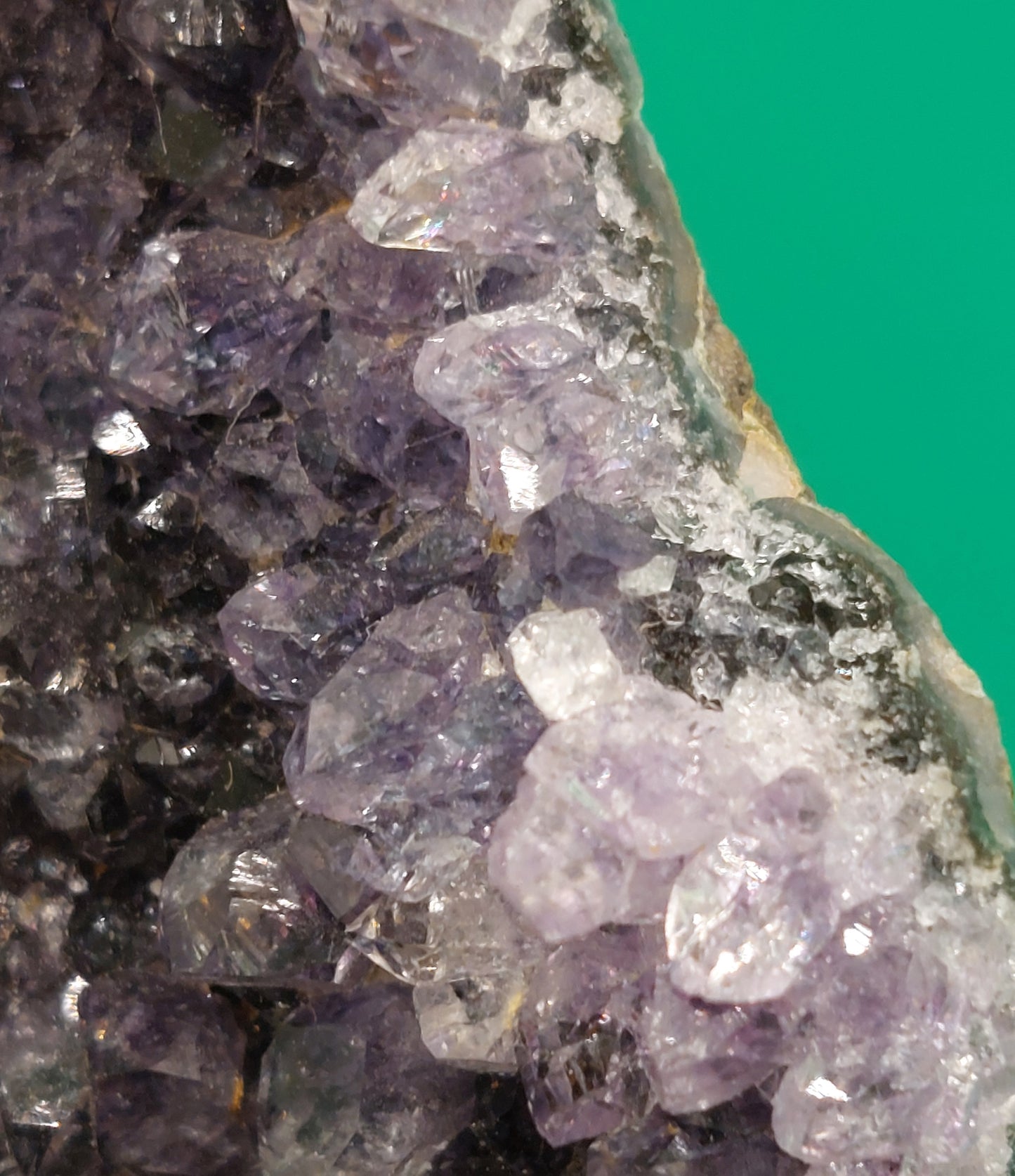 Aragonite on Ametyst druse