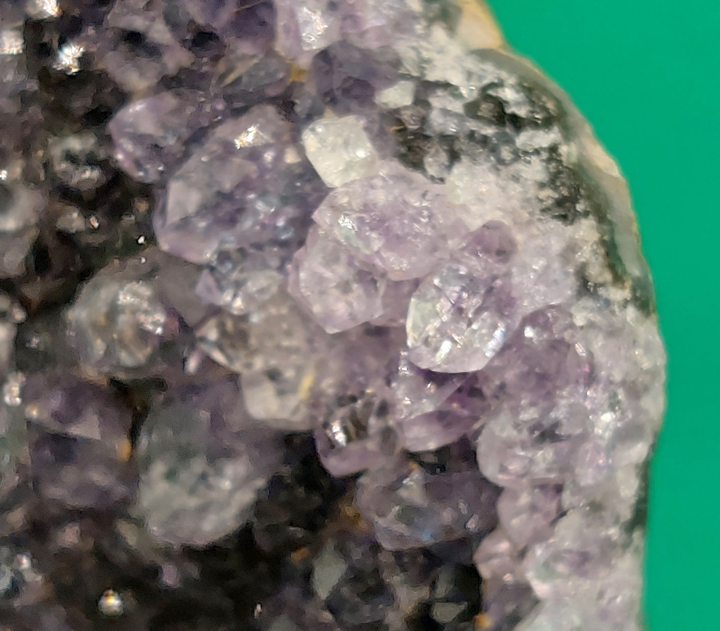 Aragonite on Ametyst druse