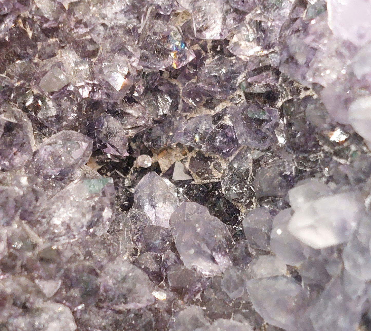 Aragonite on Ametyst druse