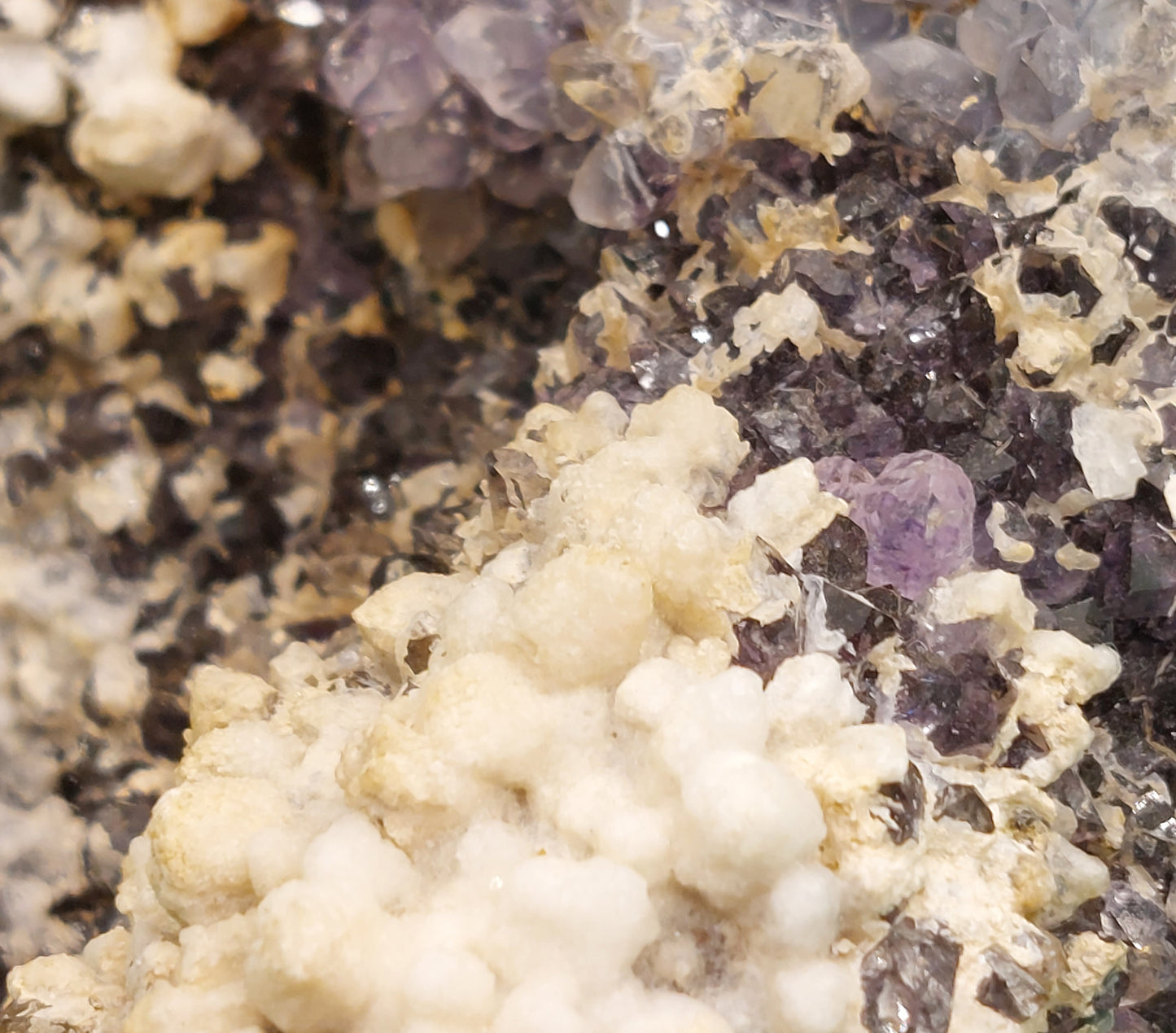 Aragonite on Ametyst druse