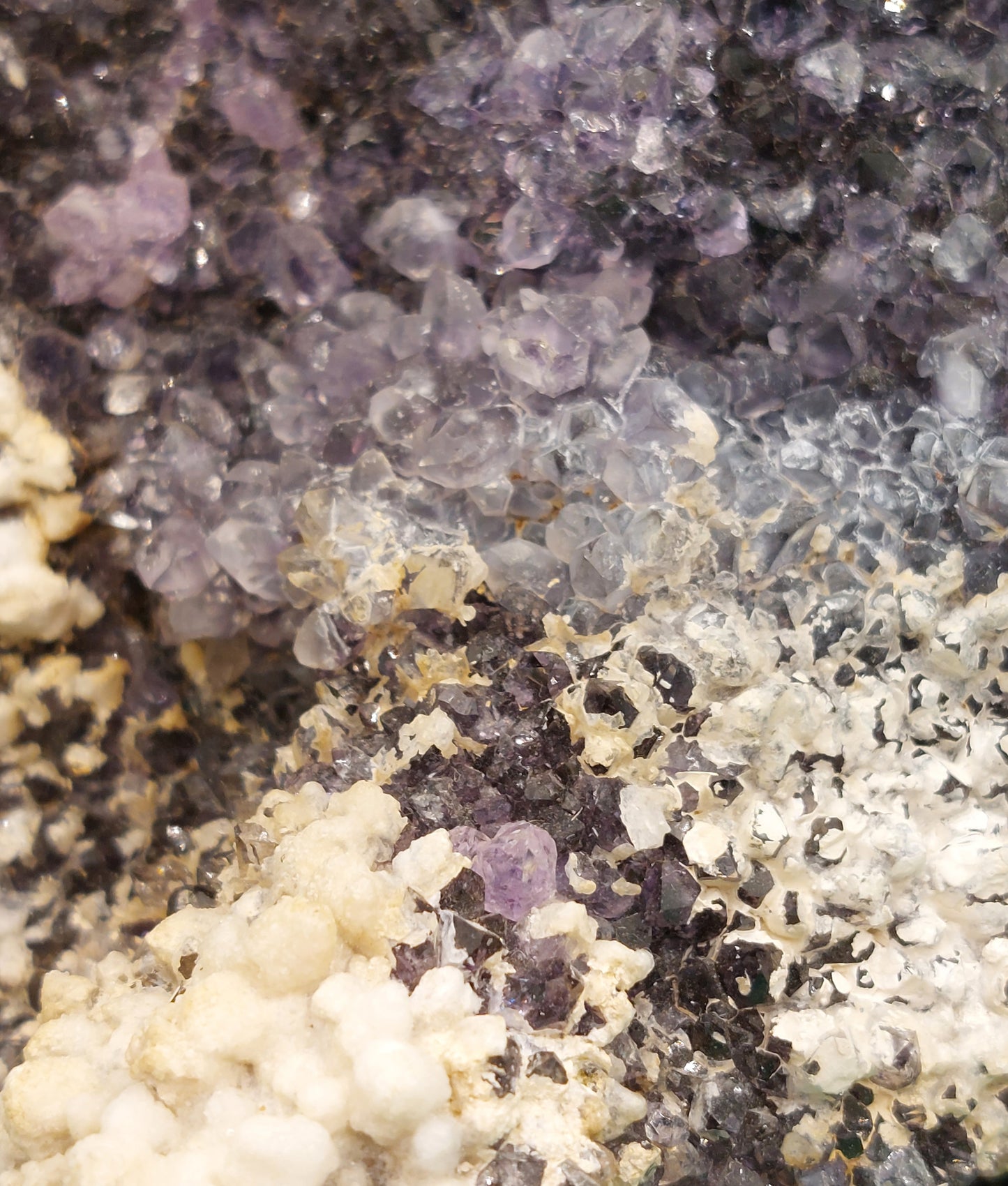 Aragonite on Ametyst druse
