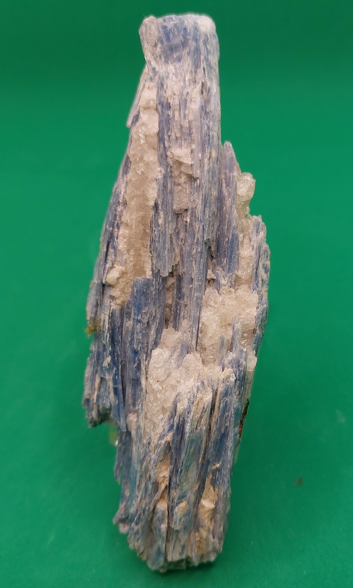 Kyanite specimen