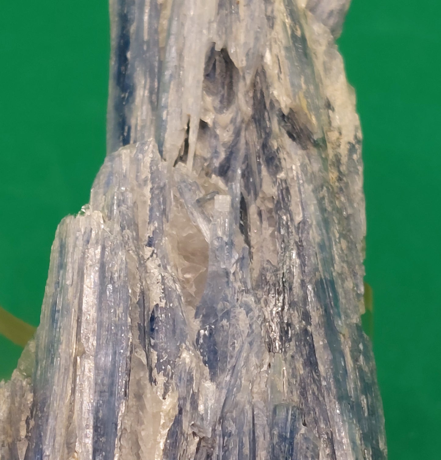 Kyanite specimen