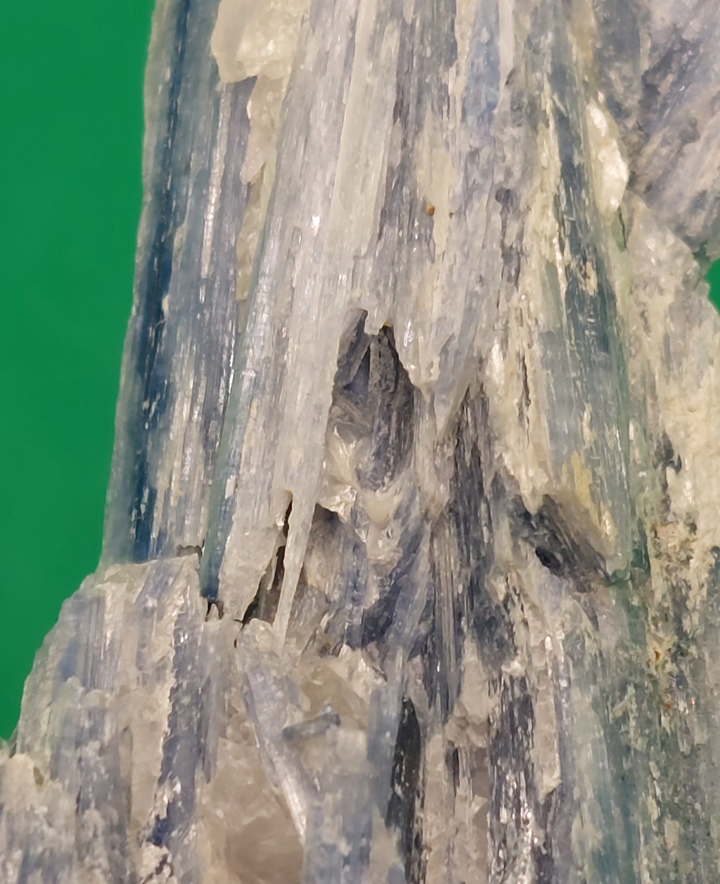 Kyanite specimen