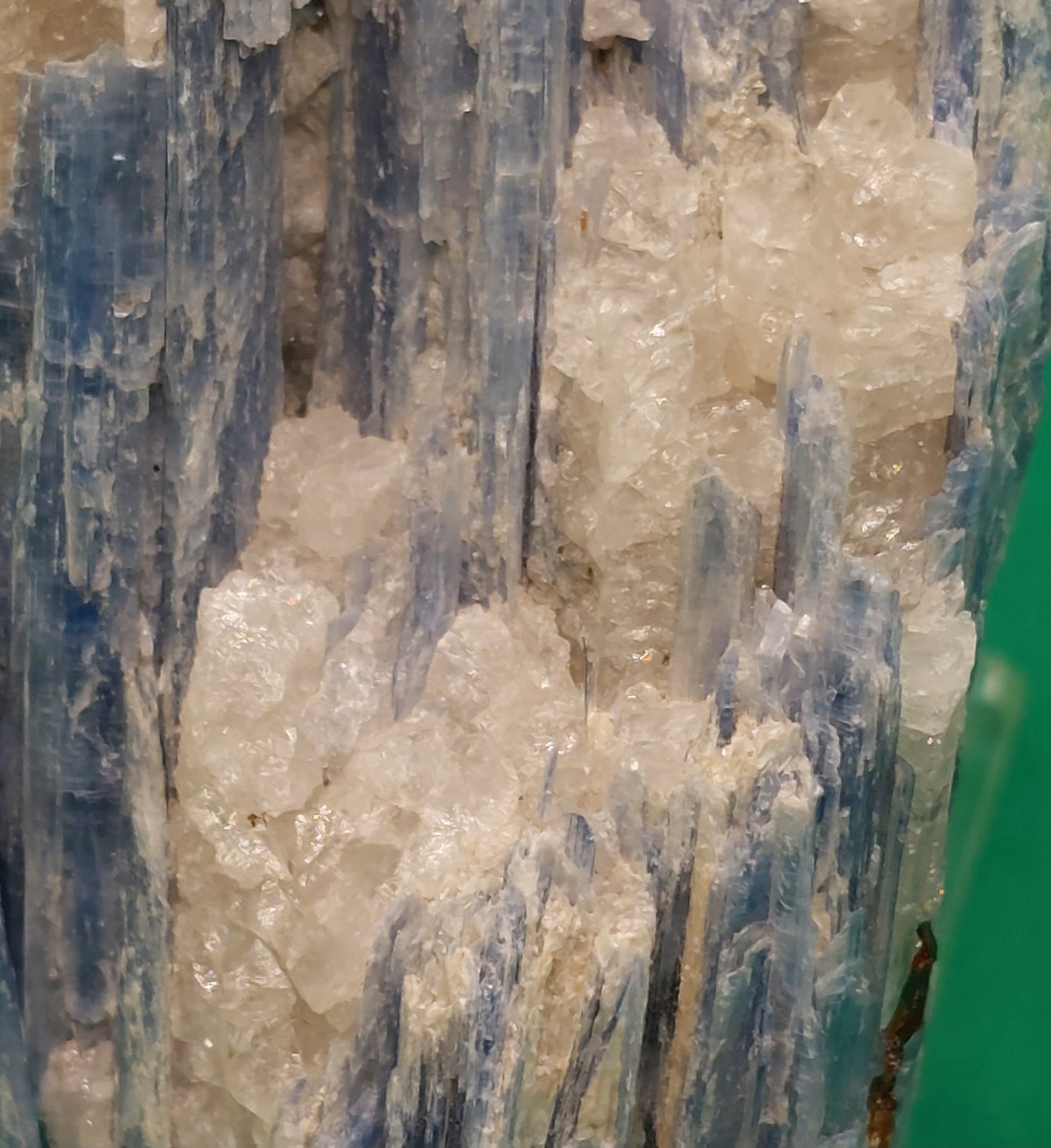 Kyanite specimen