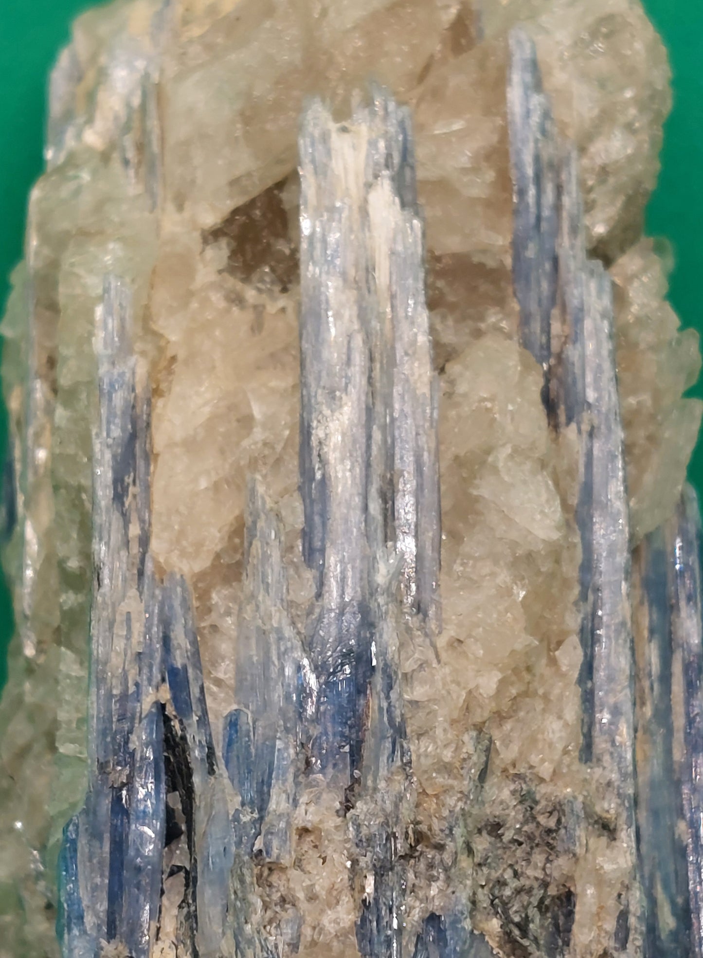 Kyanite specimen